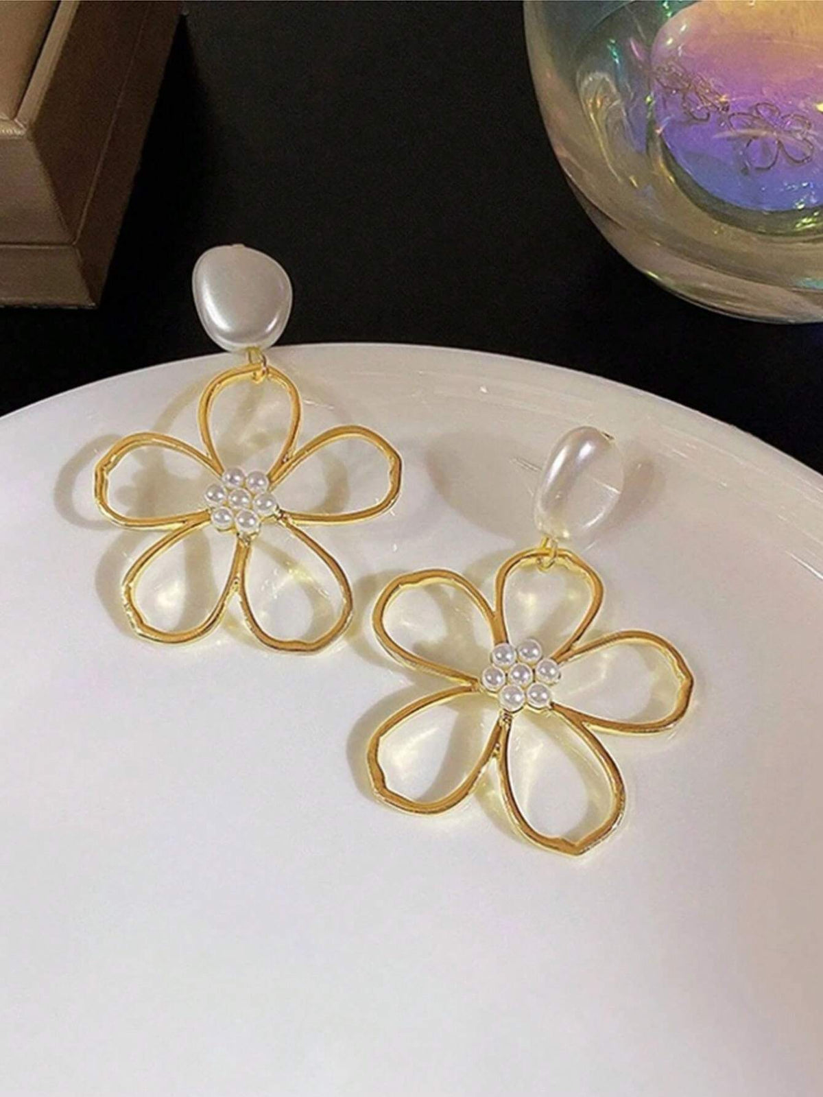 Women's Fashion Carved Flower Faux Pearl Dangle Earrings