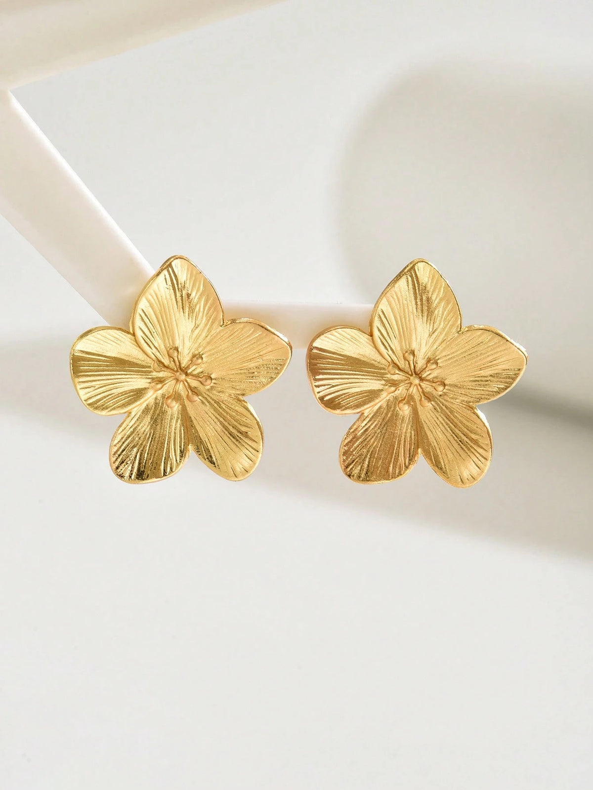 Women's Retro Floral Metal Flower Stud Earrings