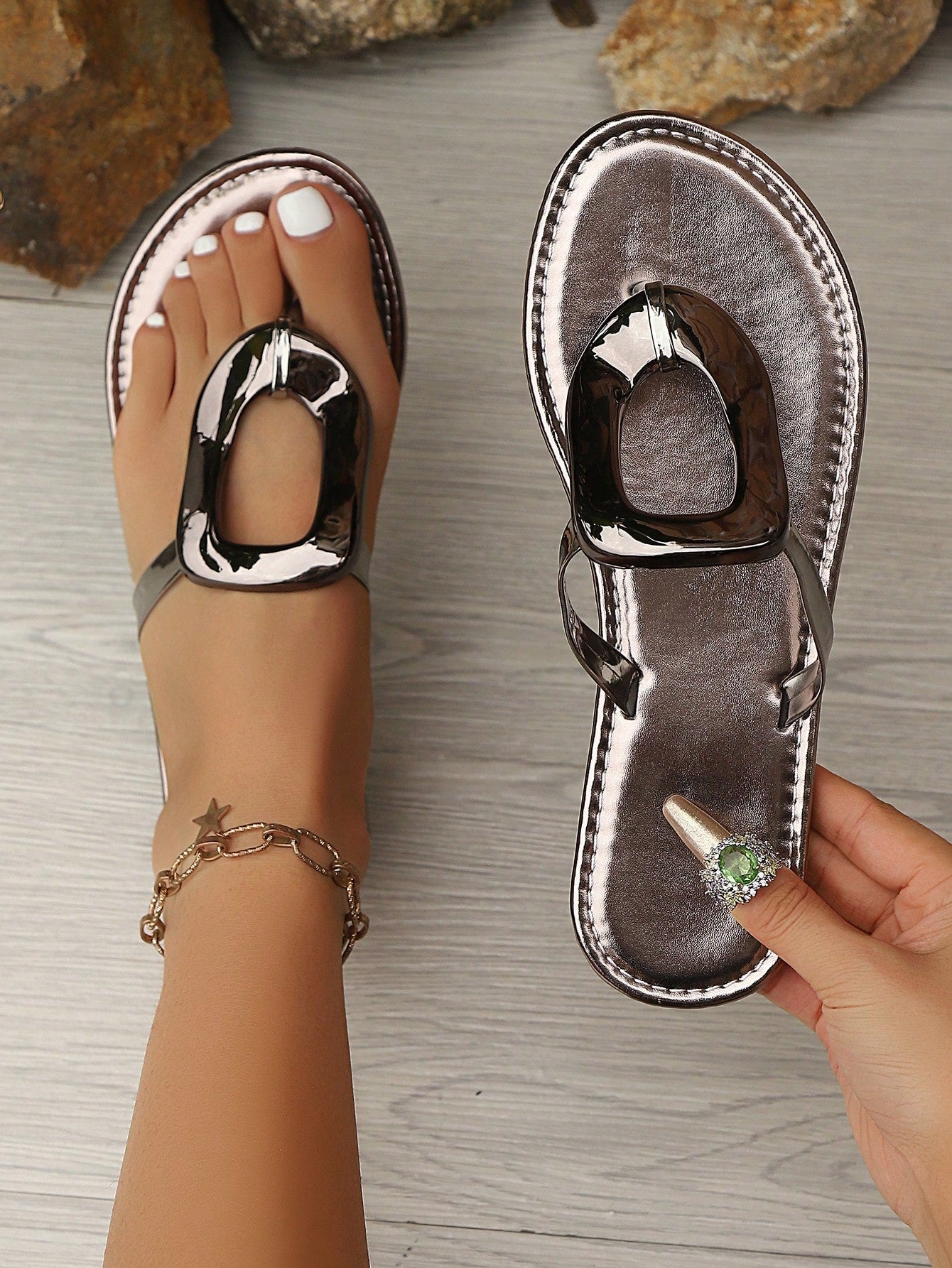 Women's Casual Metal Buckle Thong Flat Sandals