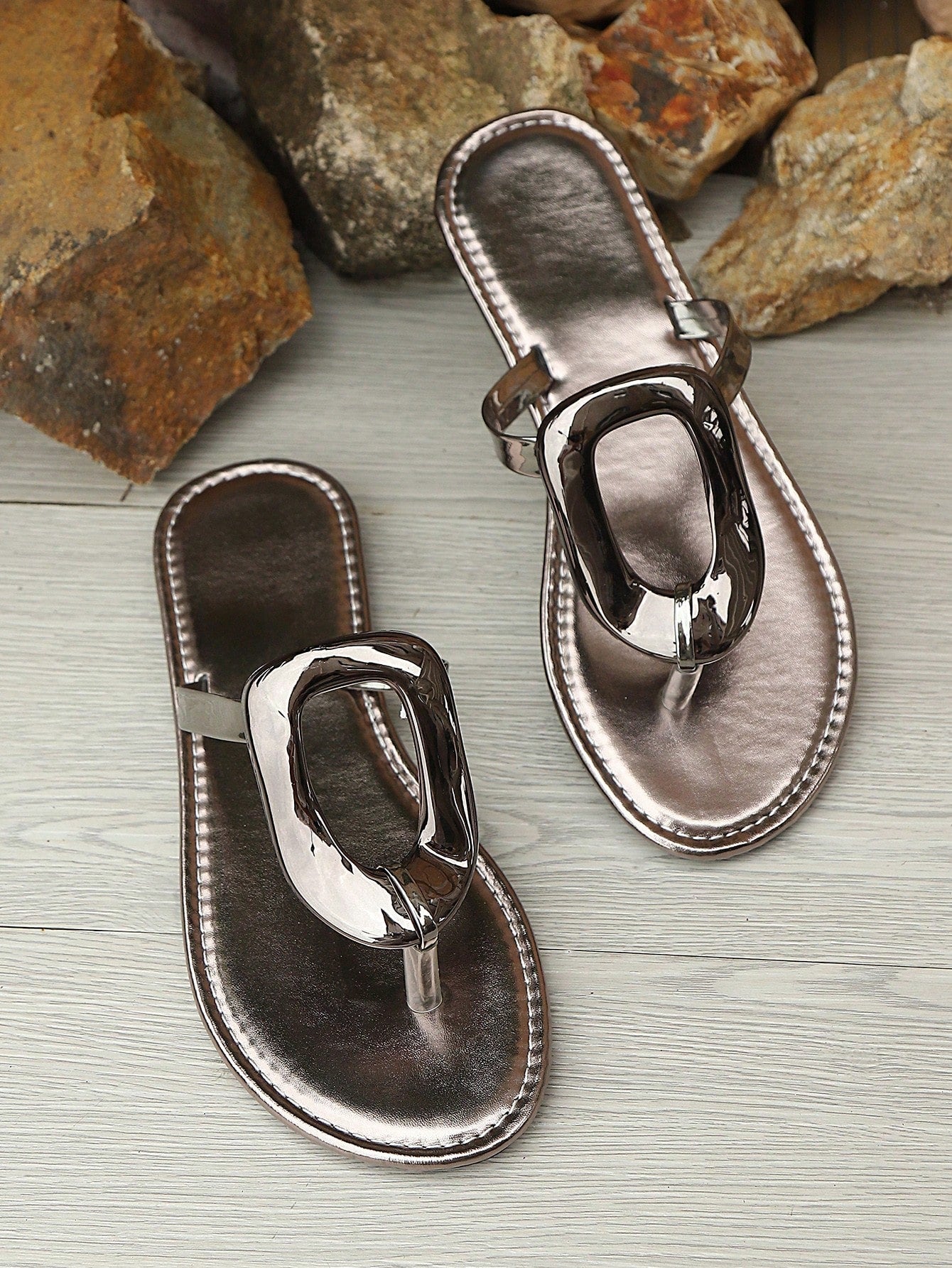 Women's Casual Metal Buckle Thong Flat Sandals