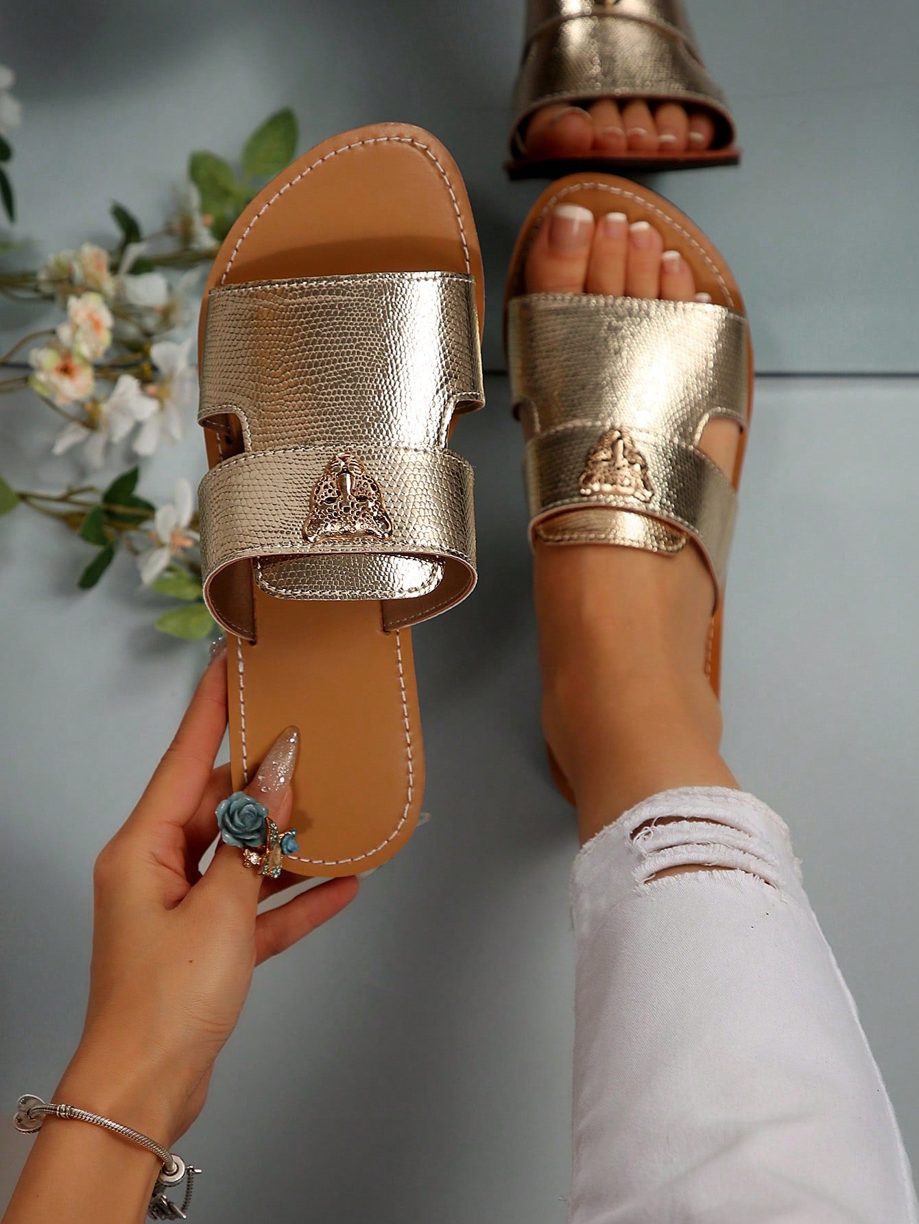 Women's Tiger Head Buckle Decor Open Toe Slip-On Flat Slide Sandals