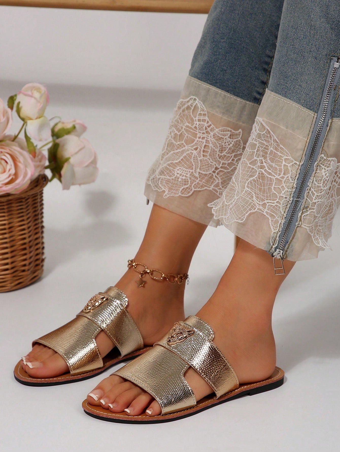 Women's Tiger Head Buckle Decor Open Toe Slip-On Flat Slide Sandals