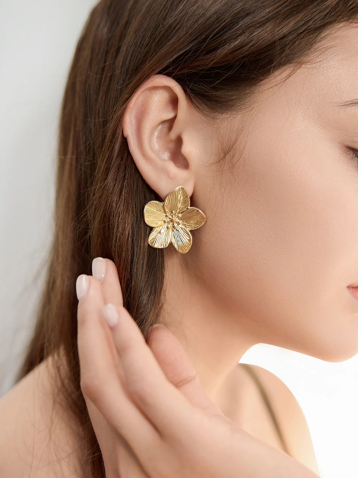 Women's Retro Floral Metal Flower Stud Earrings