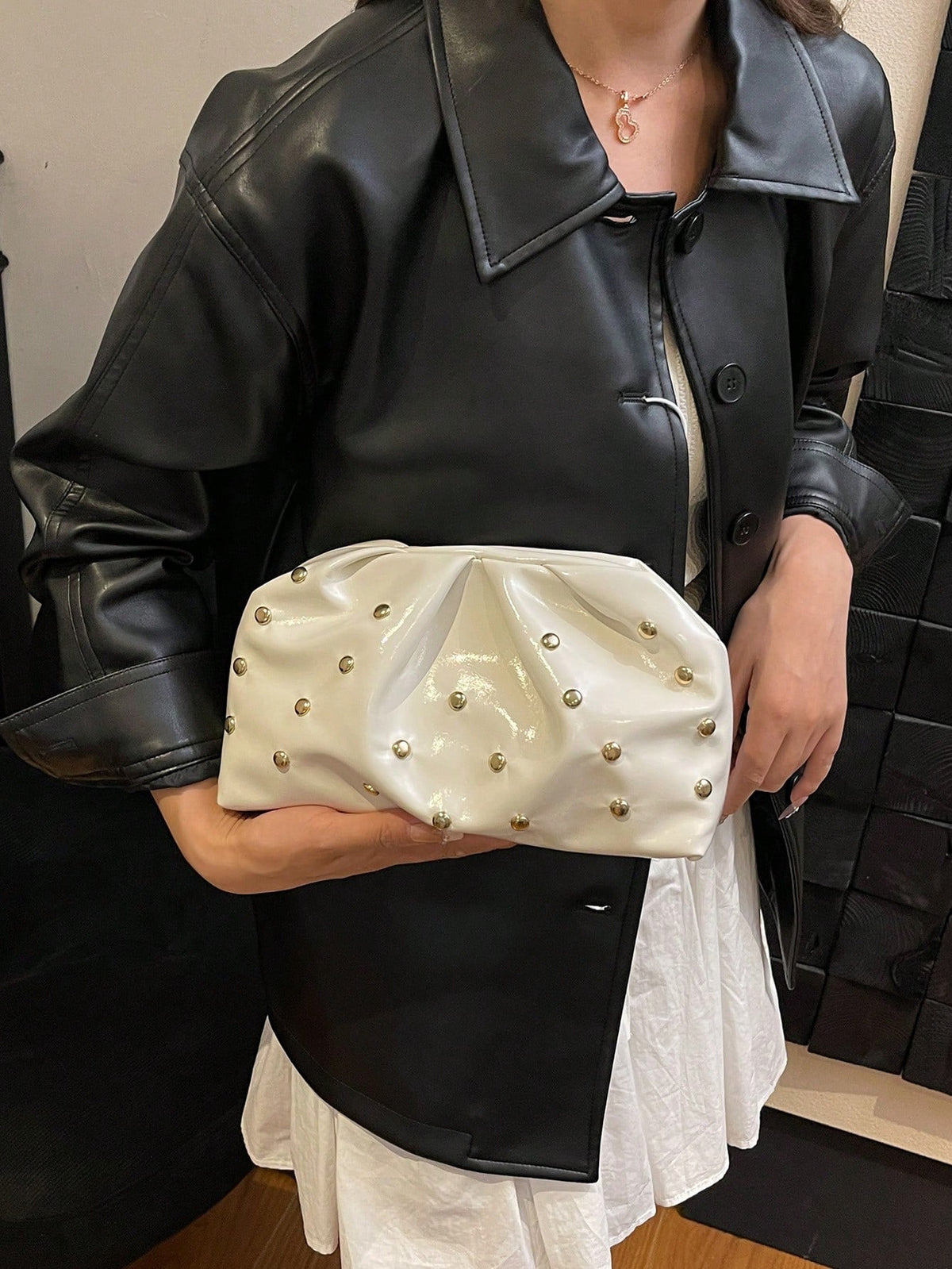Women's Retro Minimalist Rivet Pleated Handbag