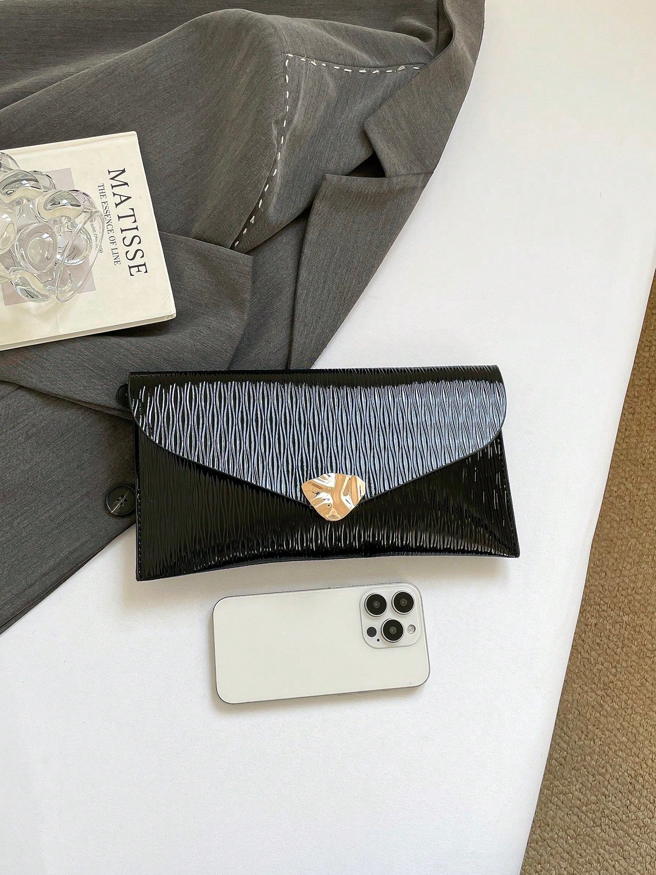 Women's Elegant Minimalist Metal Buckle Envelope Clutch Handbag