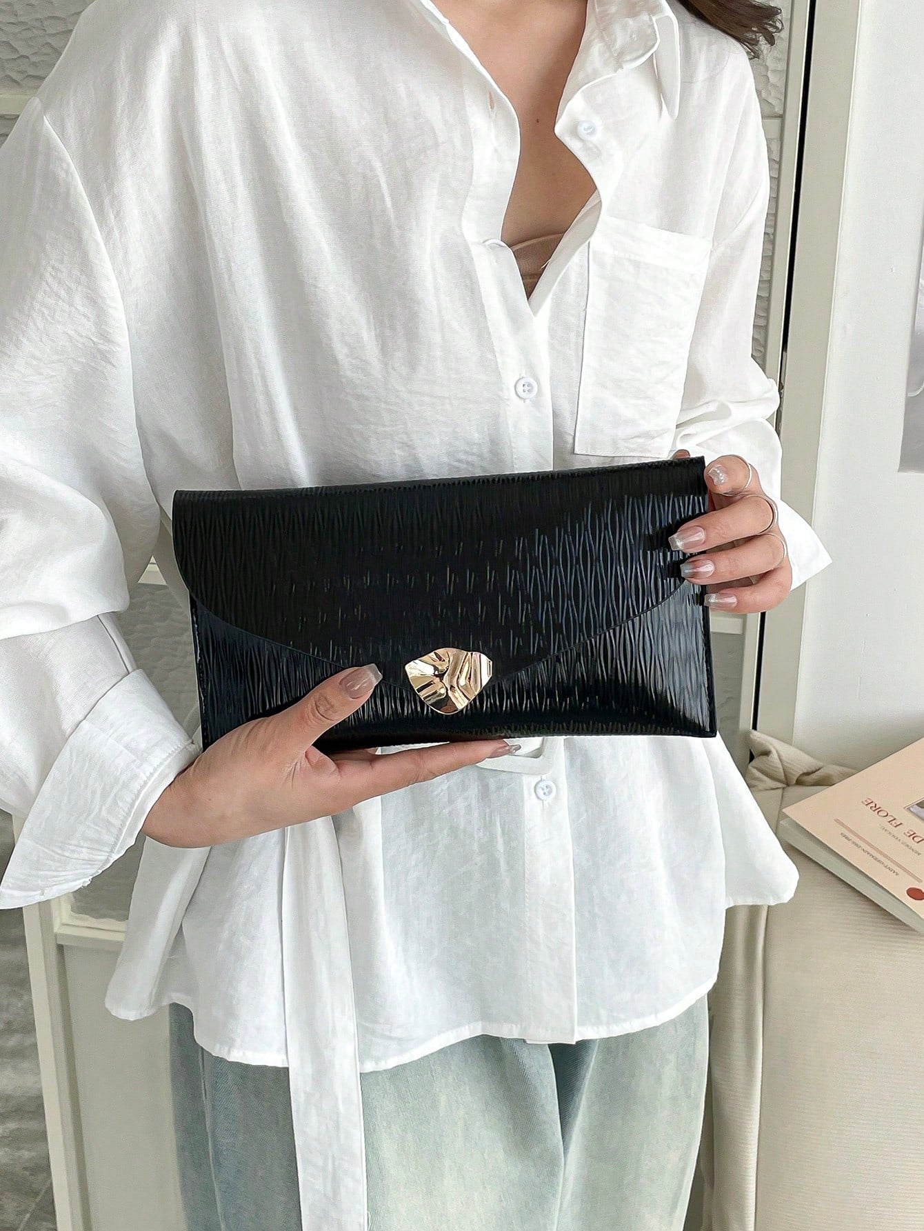 Women's Elegant Minimalist Metal Buckle Envelope Clutch Handbag