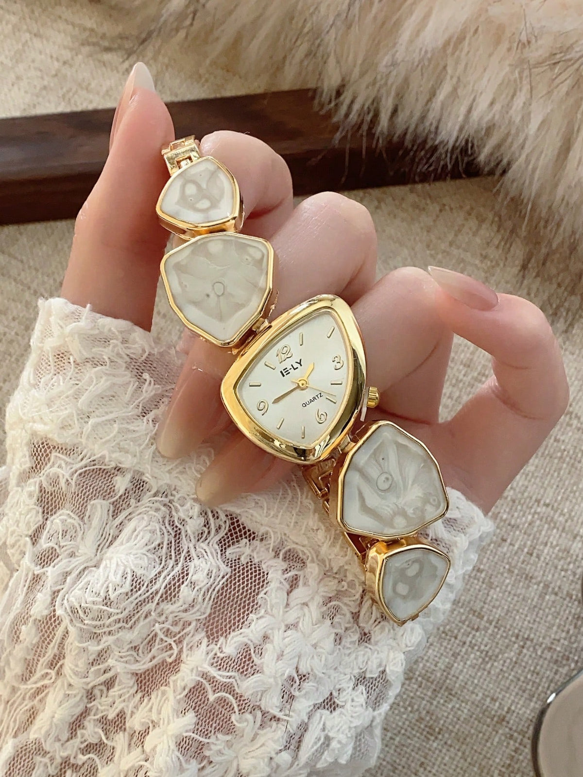 Women's Elegant Triangular Dial Quartz Wrist Watch