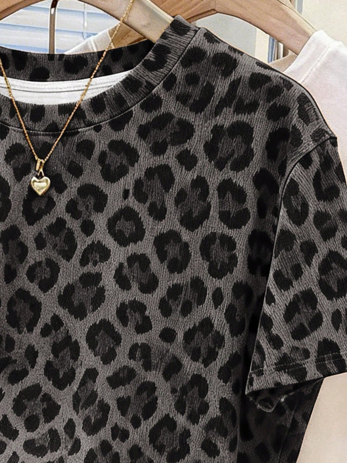 Women's Leopard Print Casual Round Neck Short Sleeve T-Shirt