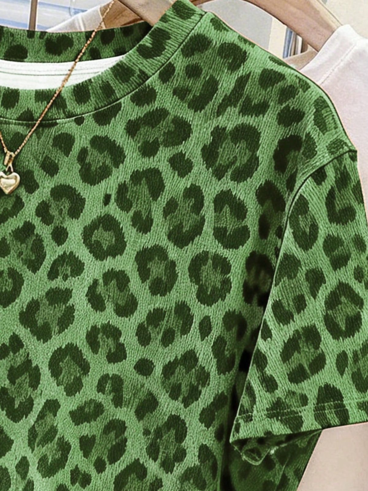 Women's Leopard Print Digital Pattern Crew Neck T-Shirt