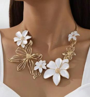 Shein 1pc Metal Hollow Flower Oil Drop Necklace >
