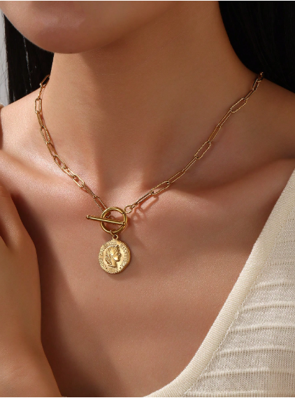 Shein 1pc Stainless Steel Carved Queen Pendant Necklace>