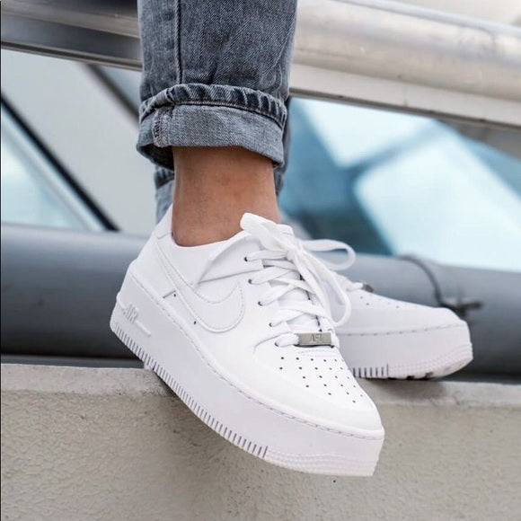 Nike Unisex Air Force One Sage Low, Size: 9 >